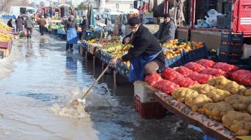 Yozgat'ta Eriyen Kar Suları Pazar Yerini G&ouml;le &Ccedil;evirdi