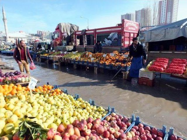 Yozgat'ta Eriyen Kar Suları Pazar Yerini Göle Çevirdi