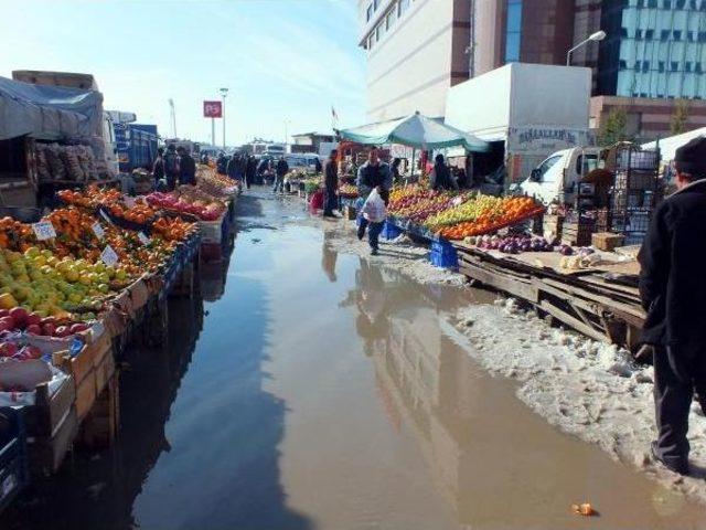 Yozgat'ta Eriyen Kar Suları Pazar Yerini Göle Çevirdi