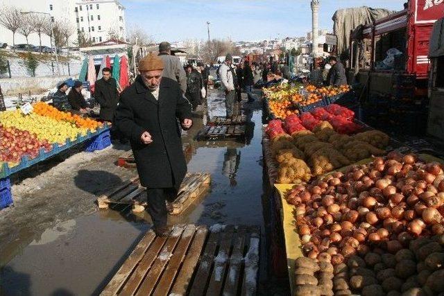 Yozgat’ta Kar Suları Pazar Yerini Göle Çevirdi