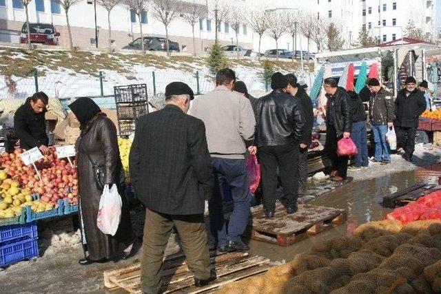 Yozgat’ta Kar Suları Pazar Yerini Göle Çevirdi