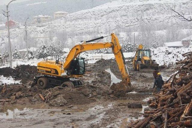 Şehre Su Veren Şebeke Patladı