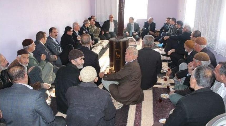 Samsat Kaymakamı Atak, K&ouml;y Halkı İle G&ouml;r&uuml;ş&uuml;yor