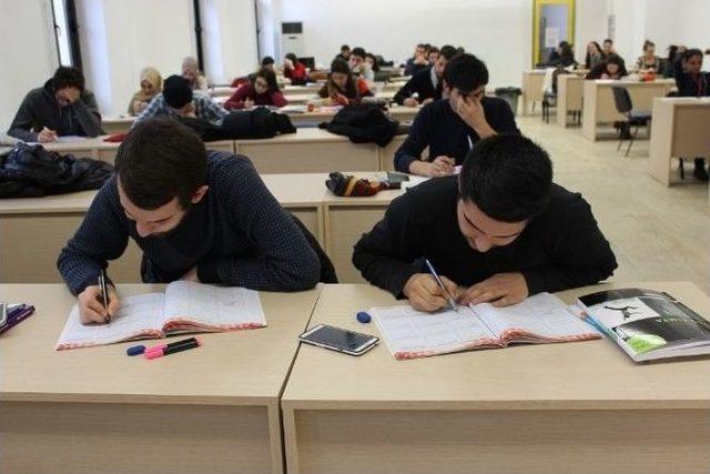 (özel Haber) Anadolu Üniversitesi Kütüphanesini 1 Ayda 153 Bin Kişi Kullandı