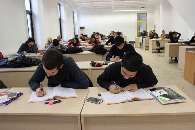 (özel Haber) Anadolu Üniversitesi Kütüphanesini 1 Ayda 153 Bin Kişi Kullandı