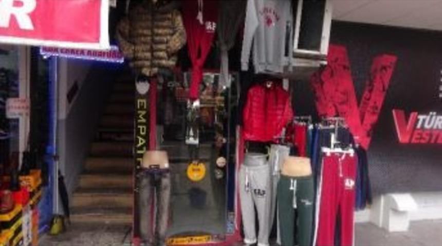Mağazadan Hırsızlık G&uuml;venlik Kamerasında