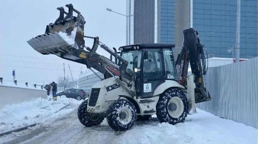 Tepebaşı Belediyesi&rsquo;nin Kar Temizleme &Ccedil;alışmaları S&uuml;r&uuml;yor