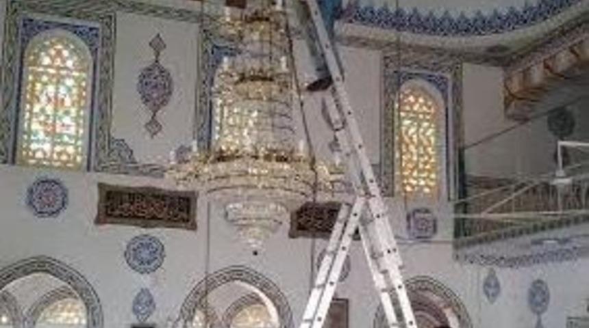 Boyalıca Camii’nin Avizeleri Yenilendi