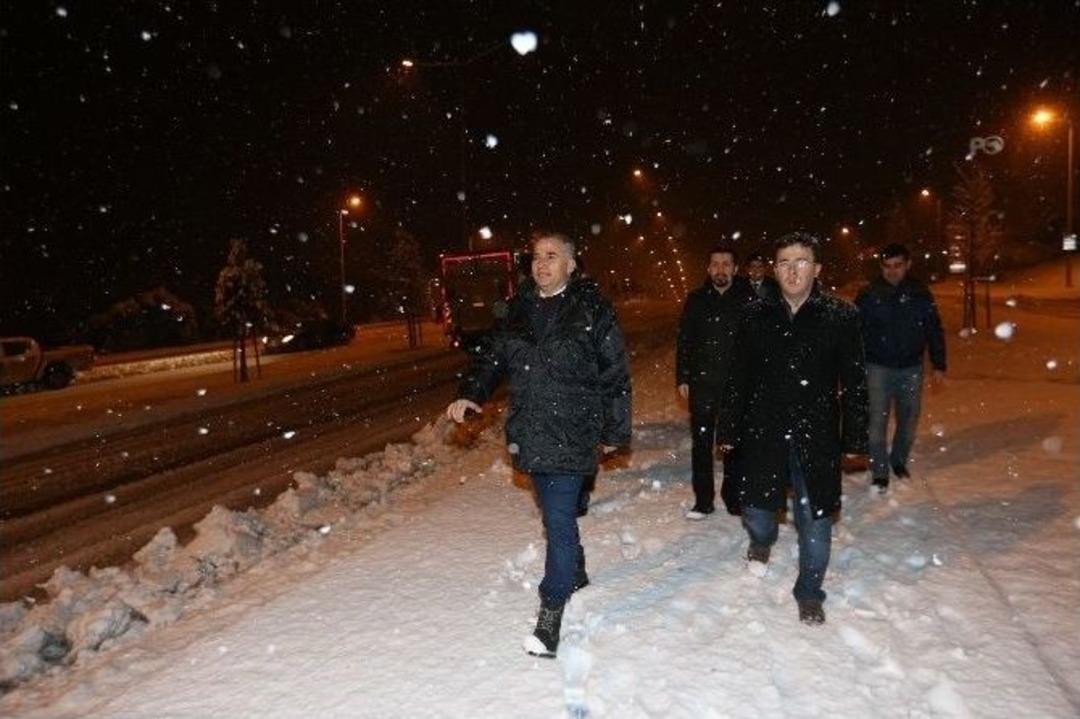 B&uuml;y&uuml;kşehir Ekiplerinden Kar Yağışına Anında M&uuml;dahale