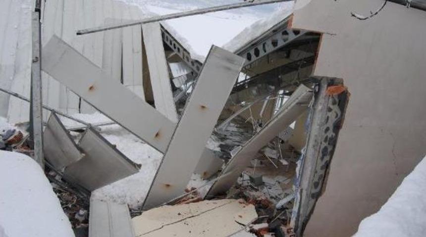 D&uuml;ğ&uuml;n Salonunun &Ccedil;atısı &Ccedil;&ouml;kt&uuml;