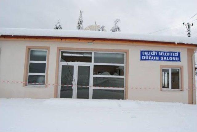 D&uuml;ğ&uuml;n Salonunun &Ccedil;atısı &Ccedil;&ouml;kt&uuml; 1