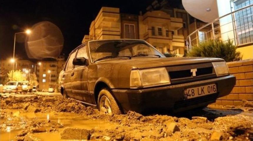 Milas&rsquo;ta Altyapı Sorunu S&uuml;r&uuml;c&uuml;lere Zor Anlar Yaşattı