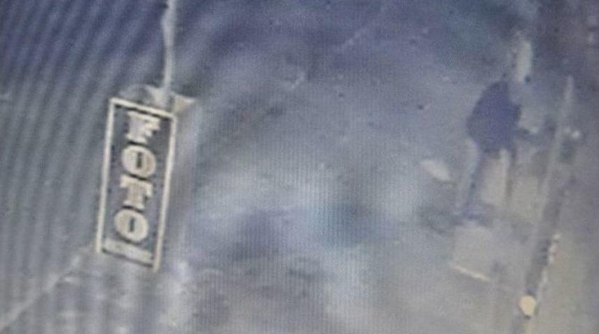 İş Yerinden Hırsızlık Anı G&uuml;venlik Kamerasında