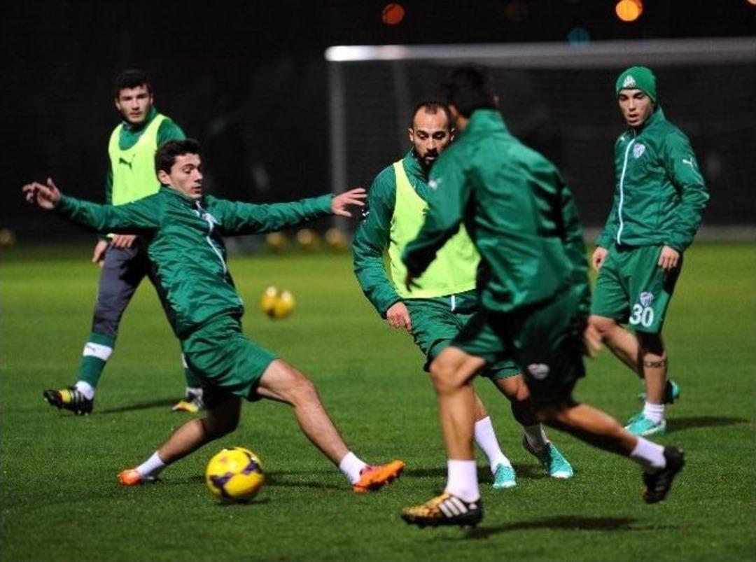 Bursaspor Kamp &Ccedil;alışmalarını S&uuml;rd&uuml;r&uuml;yor