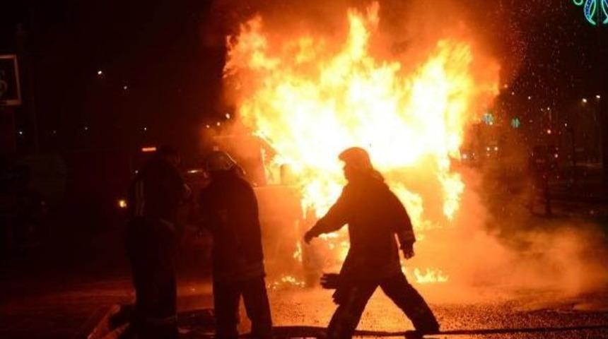 &Ccedil;orlu&rsquo;Da Seyir Halindeki Minib&uuml;s Yandı