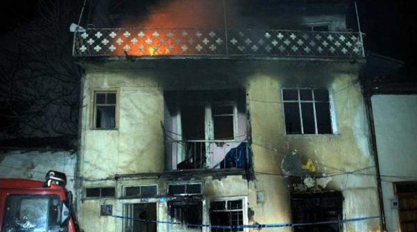 Evleri Yanan Anne Ve &Uuml;&ccedil; &Ccedil;ocuğu Ağladı (2)