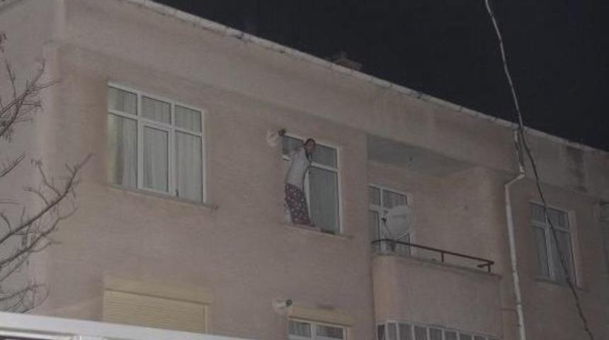 Gen&ccedil; Kız Annesini Bı&ccedil;aklayıp &Uuml;&ccedil; Kız Kardeşi Ile Birlikte Rehin Aldı