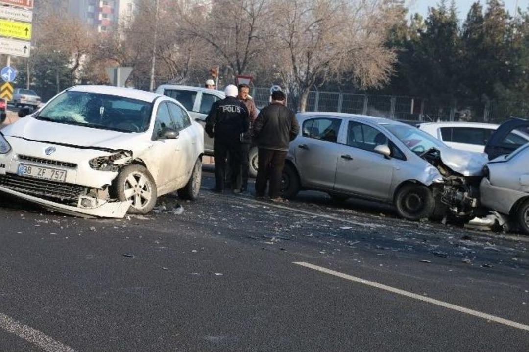 4 Ara&ccedil; Zincirleme Trafik Kazasına Karıştı