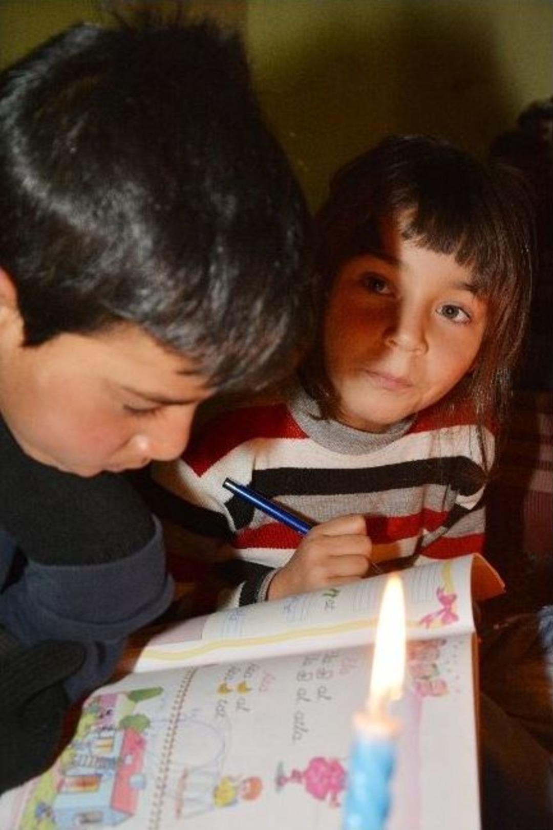 (&ouml;zel Haber) Mum Işığında Ders &Ccedil;alışıp &Ouml;dev Yapıyorlar