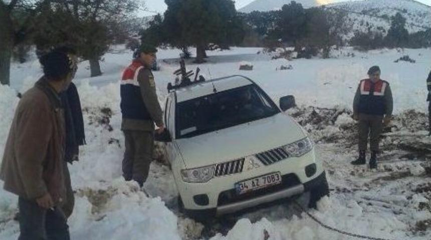 Elektrik Ekibi Yayla Yolunda Mahsur Kaldı