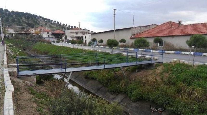 Fo&ccedil;a&rsquo;da Kanal &Uuml;st&uuml; Ulaşıma K&ouml;pr&uuml; &Ccedil;&ouml;z&uuml;m&uuml;