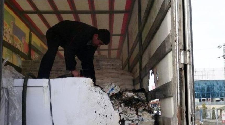 Şeker Y&uuml;kl&uuml; Tır&rsquo;da Yangın &Ccedil;ıktı