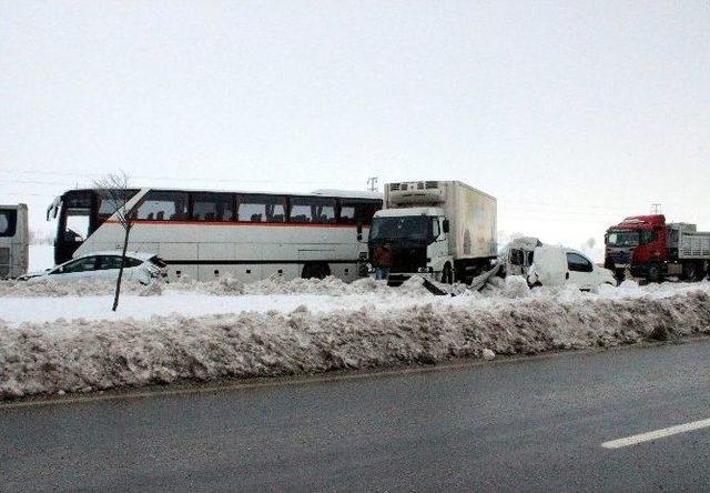 Eskişehir’de Zincirleme Trafik Kazası; 43 Yaralı