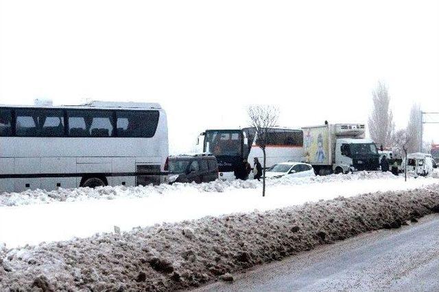 Eskişehir’de Zincirleme Trafik Kazası; 43 Yaralı