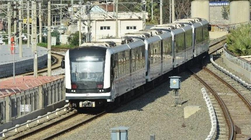 İzmir Metrosu Her Ge&ccedil;en G&uuml;n B&uuml;y&uuml;yor