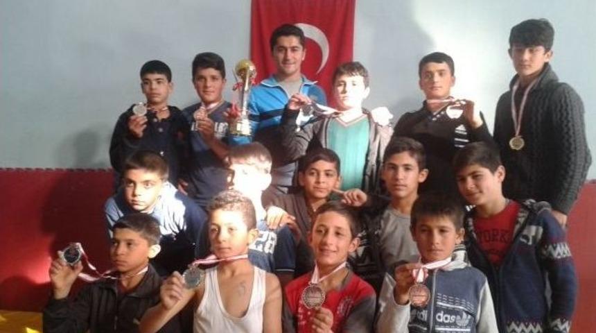 Elbistan&rsquo;da Yıldızlar G&uuml;reş Turnuvası