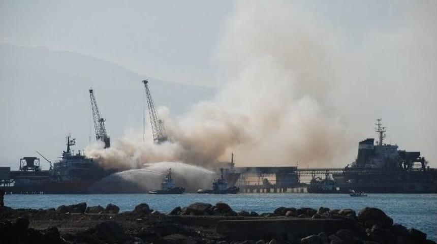 İskenderun&rsquo;da Saman Y&uuml;kl&uuml; Gemi Yanıyor