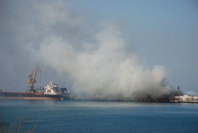 İskenderun&rsquo;da Saman Y&uuml;kl&uuml; Gemi Yanıyor 1