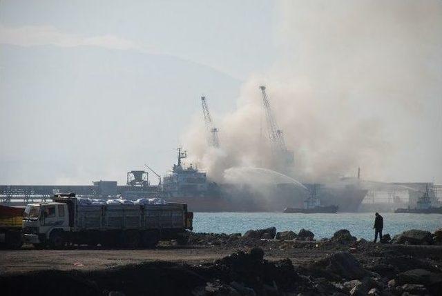 İskenderun&rsquo;da Saman Y&uuml;kl&uuml; Gemi Yanıyor 3