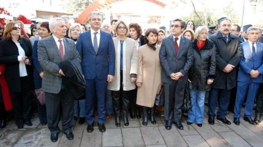 Z&uuml;beyde Hanım, Mezarı Başında T&ouml;renle Anıldı