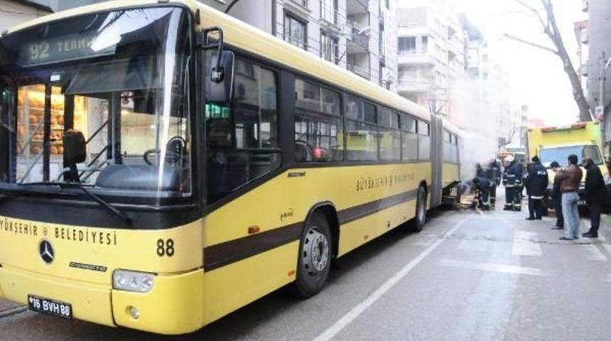 Yolcu Dolu K&ouml;r&uuml;kl&uuml; Belediye Otob&uuml;s&uuml;nde Korkutan Yangın