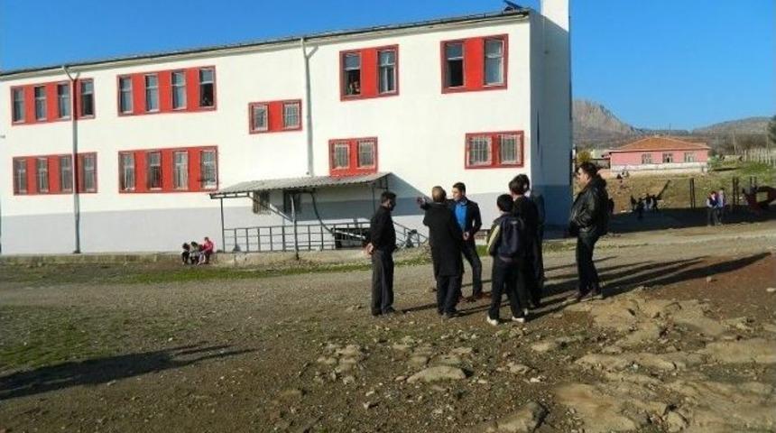 Kaymakam Akt&uuml;rk, K&ouml;y Okullarının Onarımını İnceledi