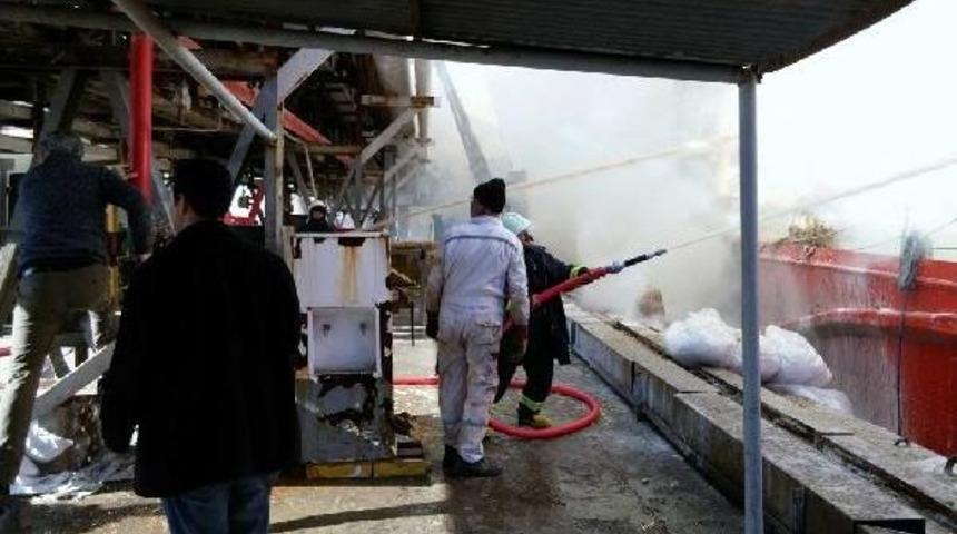 İskenderun'da Saman Y&uuml;kl&uuml; Gemide Yangın