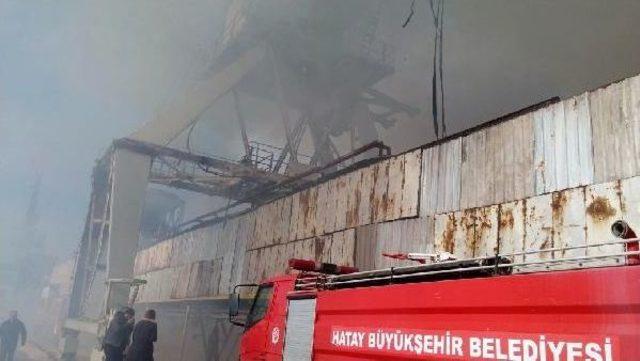 İskenderun da Saman Y&uuml;kl&uuml; Gemide Yangın 1