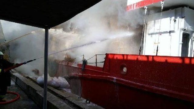 İskenderun da Saman Y&uuml;kl&uuml; Gemide Yangın 2