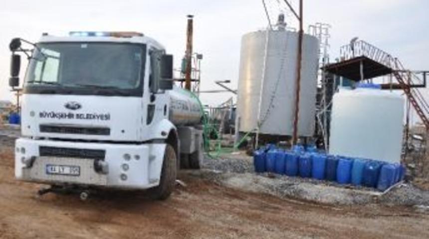 B&uuml;y&uuml;kşehir Belediyesi Kendi &Uuml;rettiği &Ouml;zel Karışımla Kaldırımları Buz&rsquo;dan Temizliyor