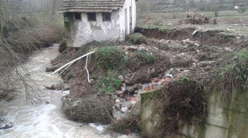 &Ccedil;an&rsquo;da Eski Depo Binası Dere Yatağına Yan Yattı