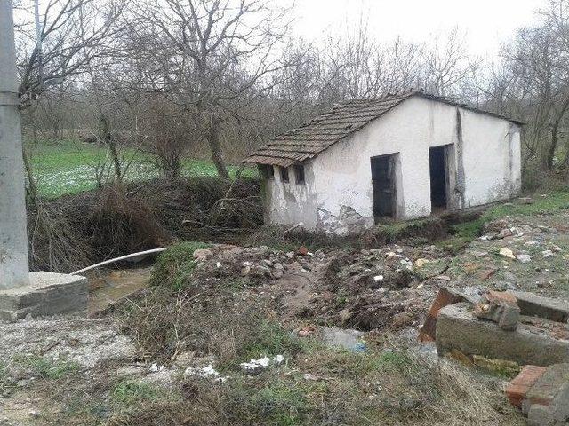 &Ccedil;an&rsquo;da Eski Depo Binası Dere Yatağına Yan Yattı 1