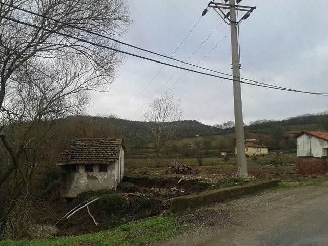 &Ccedil;an&rsquo;da Eski Depo Binası Dere Yatağına Yan Yattı 2