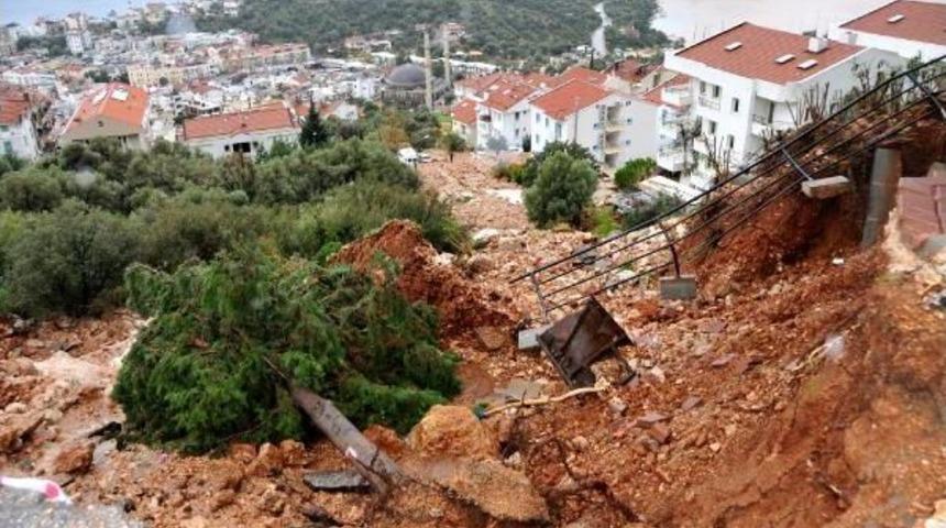 Kaş'ta Evleri Su Bastı, Ara&ccedil;lar Moloz Altında Kaldı