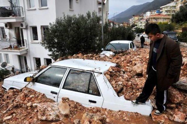 Kaş'ta Evleri Su Bastı, Araçlar Moloz Altında Kaldı