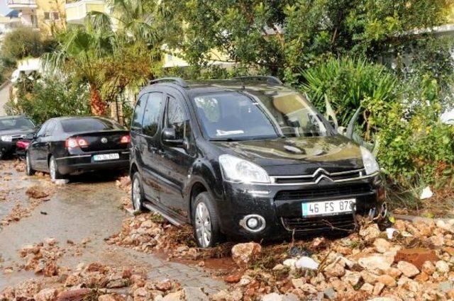 Kaş'ta Evleri Su Bastı, Araçlar Moloz Altında Kaldı