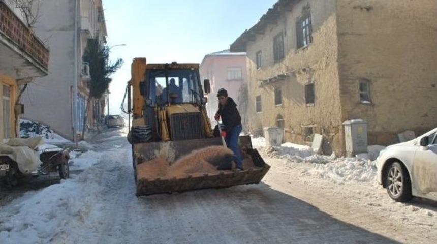 Pazarlar İl&ccedil;esinde Buzlu Yollar Tuzlanıyor