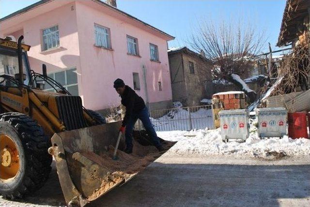 Pazarlar İlçesinde Buzlu Yollar Tuzlanıyor