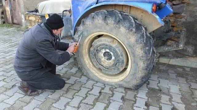 Burhaniye’de 17 Aracın Lastikleri Kesildi