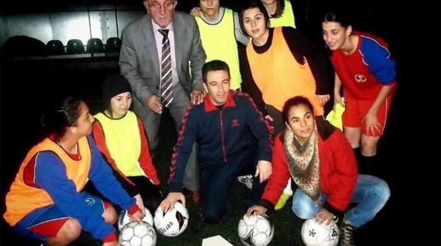 Dişi Efelerden S&uuml;rpriz Doğum G&uuml;n&uuml;